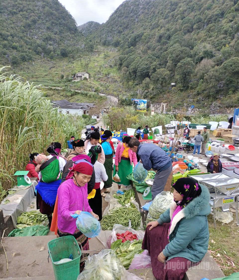 El mercado de Sa Phin vende muchos productos agrícolas locales.