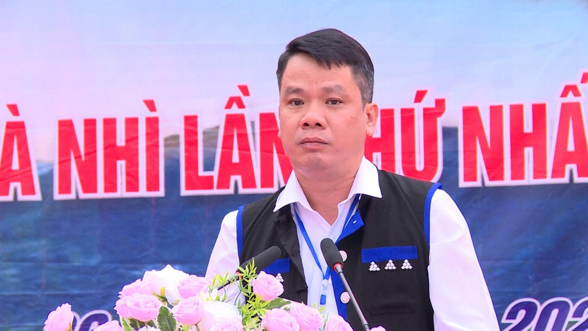 Soudruh Le Thanh Tam - předseda lidového výboru obce Thu Lum pronesl zahajovací projev festivalu.