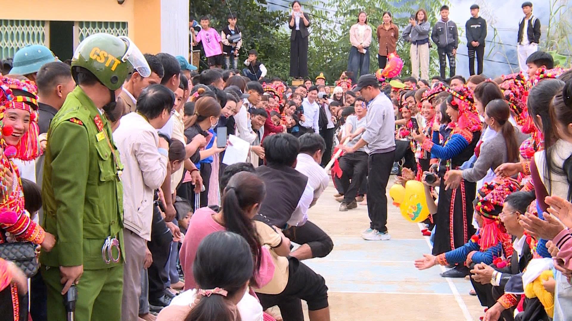 Během festivalu se mnoho lidí zapojilo do hry přetahované lanem.