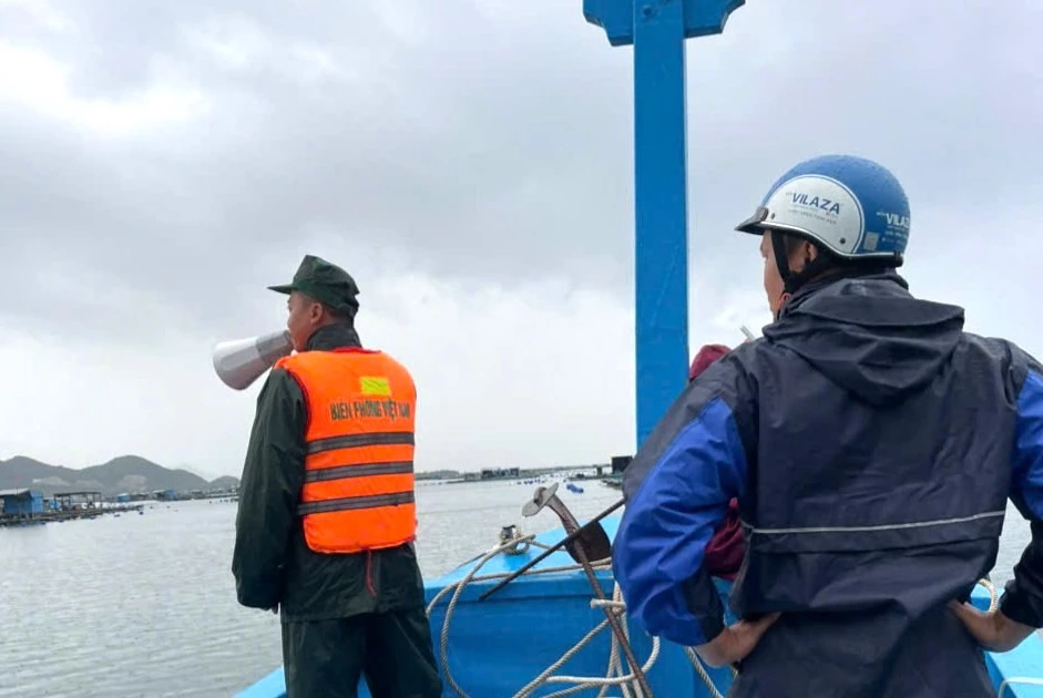 ອຳນາດການປົກຄອງຕາແສງ Van Hung ໄດ້ຮຽກຮ້ອງໃຫ້ຄົນງານຢູ່ທະເລຂຶ້ນຝັ່ງເພື່ອໃຫ້ມີບ່ອນລີ້ໄພຈາກພາຍຸ.