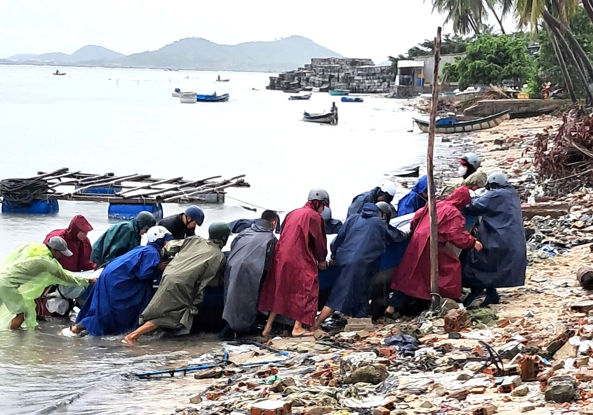 ສະໜັບສະໜູນປະຊາຊົນນຳເຮືອໄປສູ່ເຂດສູງ.