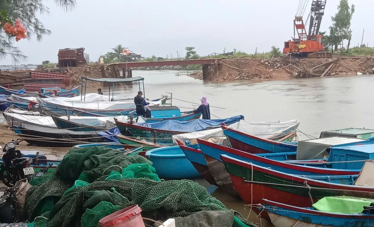 ເຮືອປະຊາຊົນໄດ້ຖືກນຳມາຈອດຢູ່ທ່າກຳປັ່ນຫາປາຂອງໝູ່ບ້ານ ຊວນດົງ.