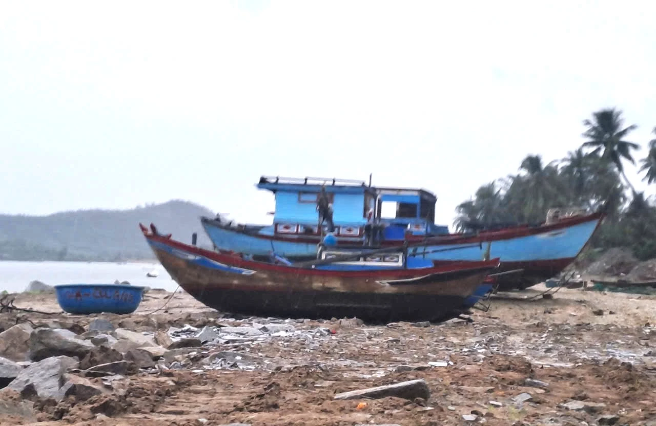 ເຮືອຫາປາບາງລຳຂອງຊາວຕາແສງ Van Hung ຖືກຍົກຂຶ້ນ.