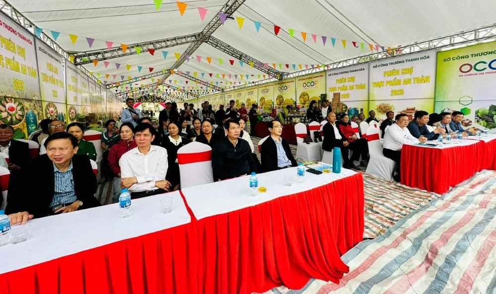 ٹرونگ وان کمیون میں محفوظ فوڈ مارکیٹ کا افتتاح