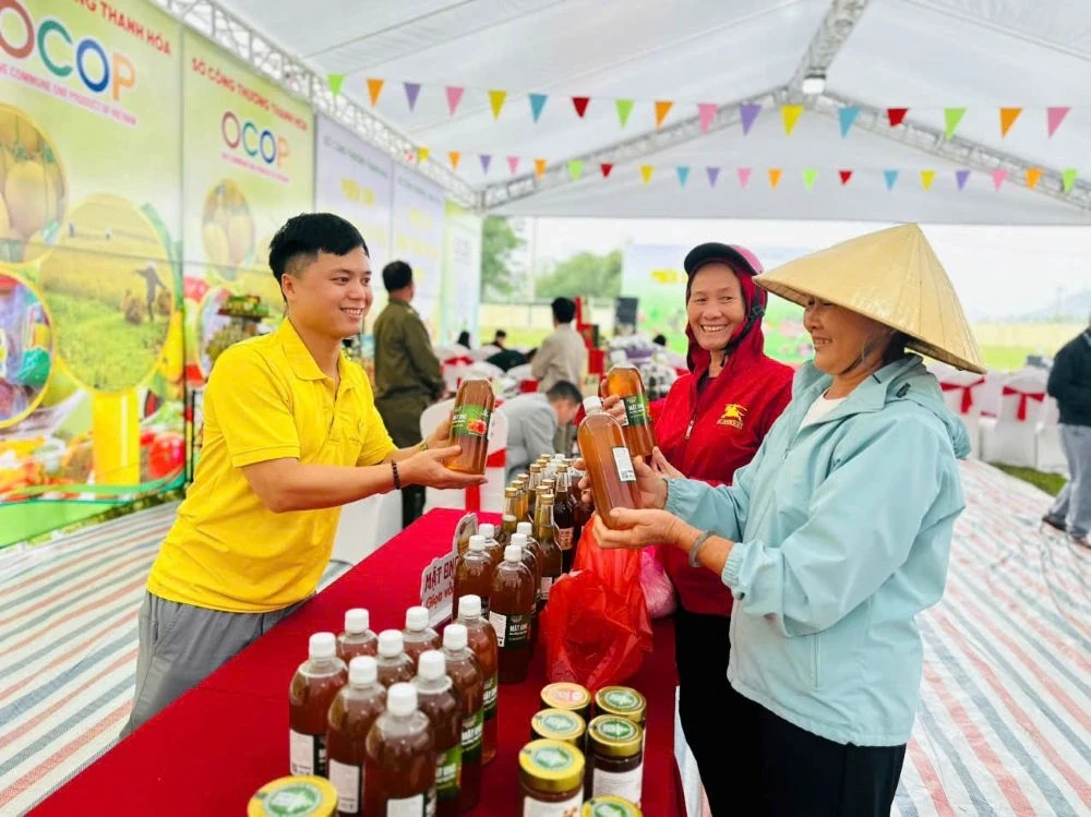 ٹرونگ وان کمیون میں محفوظ فوڈ مارکیٹ کا افتتاح