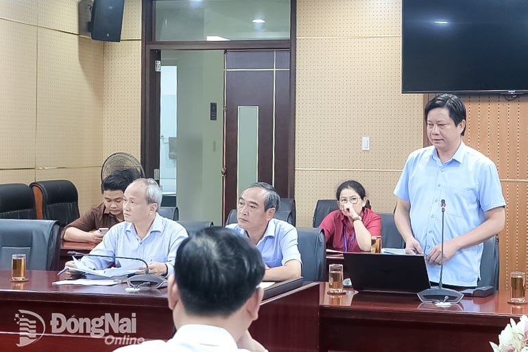 На встрече выступил заместитель директора Департамента строительства Дуонг Ван Хьеу. Фото: Фам Тунг.