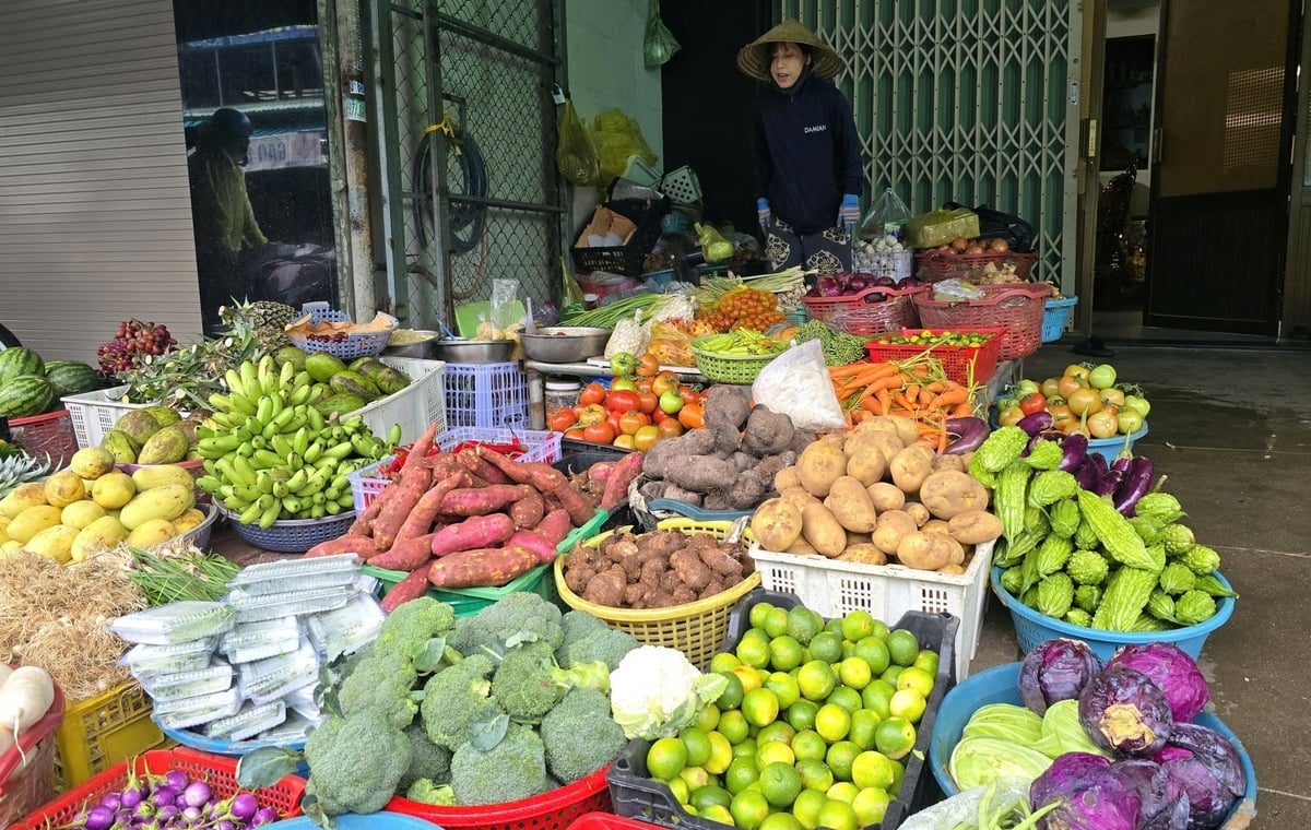 Ціни на овочі та бульби на традиційних ринках у районі Нячанг зросли через наслідки шторму № 13. Фото: Фуонг Чі. Giá các loại rau, củ tại các chợ dân sinh ở phường Nha Trang đều tăng do ảnh hưởng của bão số 13. Ảnh: Phương Chi.