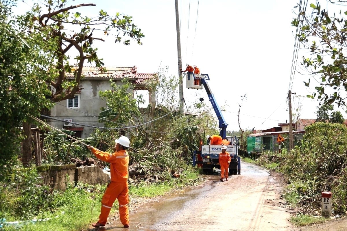 EVN pilnie usuwa awarie zasilania po burzy. Zdjęcie: EVN. EVN khẩn trương khắc phục sự cố điện sau bão. Ảnh: EVN.