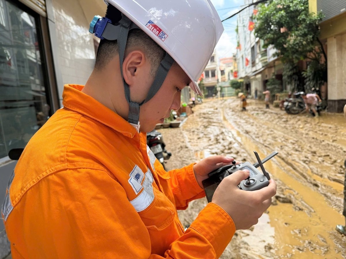 Pracownicy elektrowni używają dronów, aby rozwiązać problemy z dostawą prądu. Zdjęcie: EVN. Công nhân điện lực vận hành drone khắc phục sự cố điện. Ảnh: EVN.