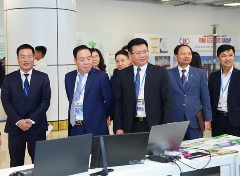 Des responsables de l'Université d'Électricité visitent les stands de l'exposition. Photo : EPU. Lãnh đạo Trường Đại học Điện lực tham quan các gian hàng tại triển lãm. Ảnh: EPU.