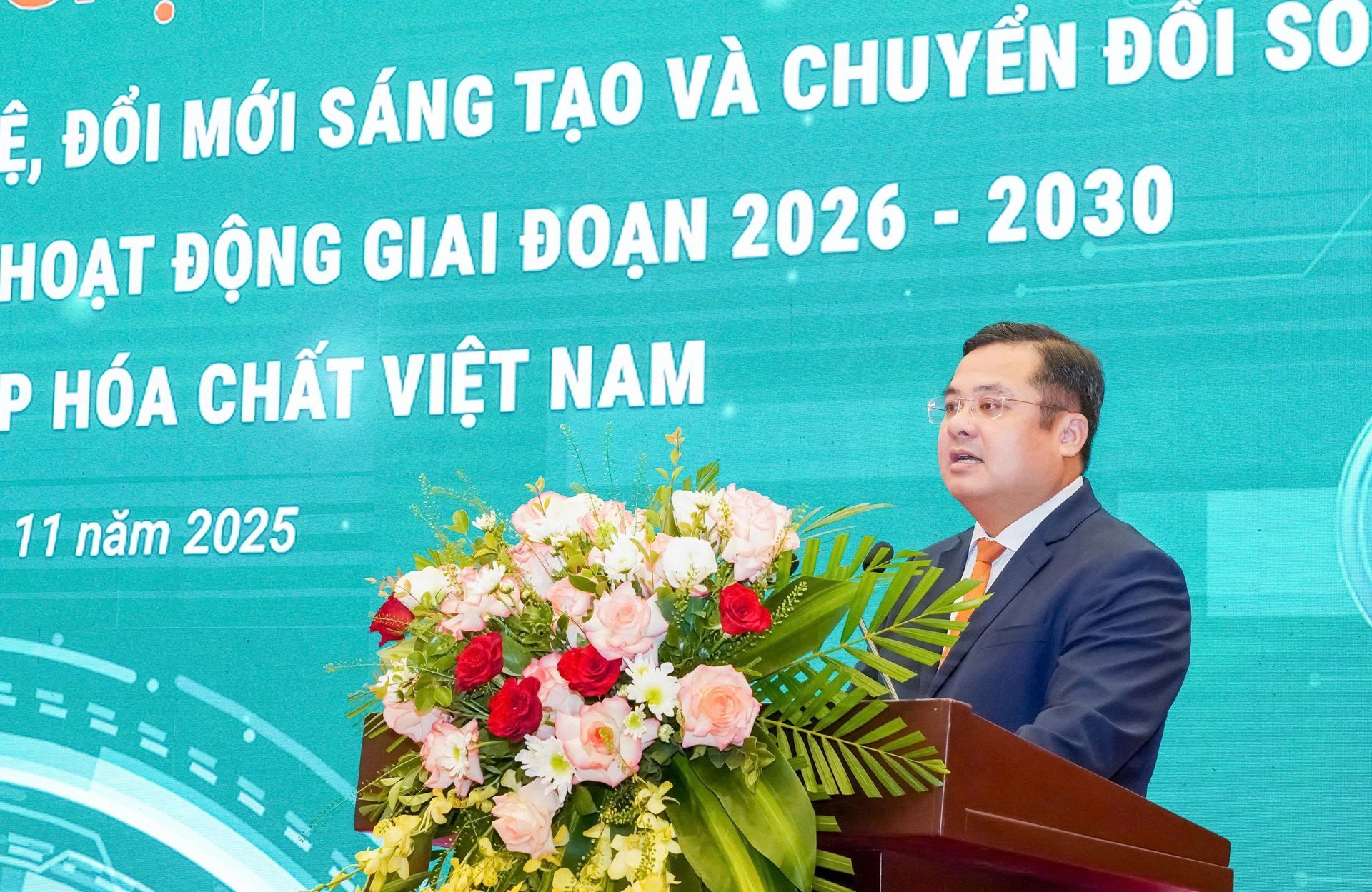 O Sr. Phung Quang Hiep, Presidente do Conselho de Administração do Vietnam Chemical Group, afirmou que a Vinachem sempre identificou a ciência, a tecnologia, a inovação e a transformação digital como forças motrizes essenciais para o desenvolvimento sustentável. Foto: Vinachem. Ông Phùng Quang Hiệp, Chủ tịch Hội đồng thành viên Tập đoàn Hóa chất Việt Nam khẳng định, Vinachem luôn xác định khoa học - công nghệ, đổi mới sáng tạo và chuyển đổi số là động lực trọng yếu để phát triển bền vững. Ảnh: Vinachem.