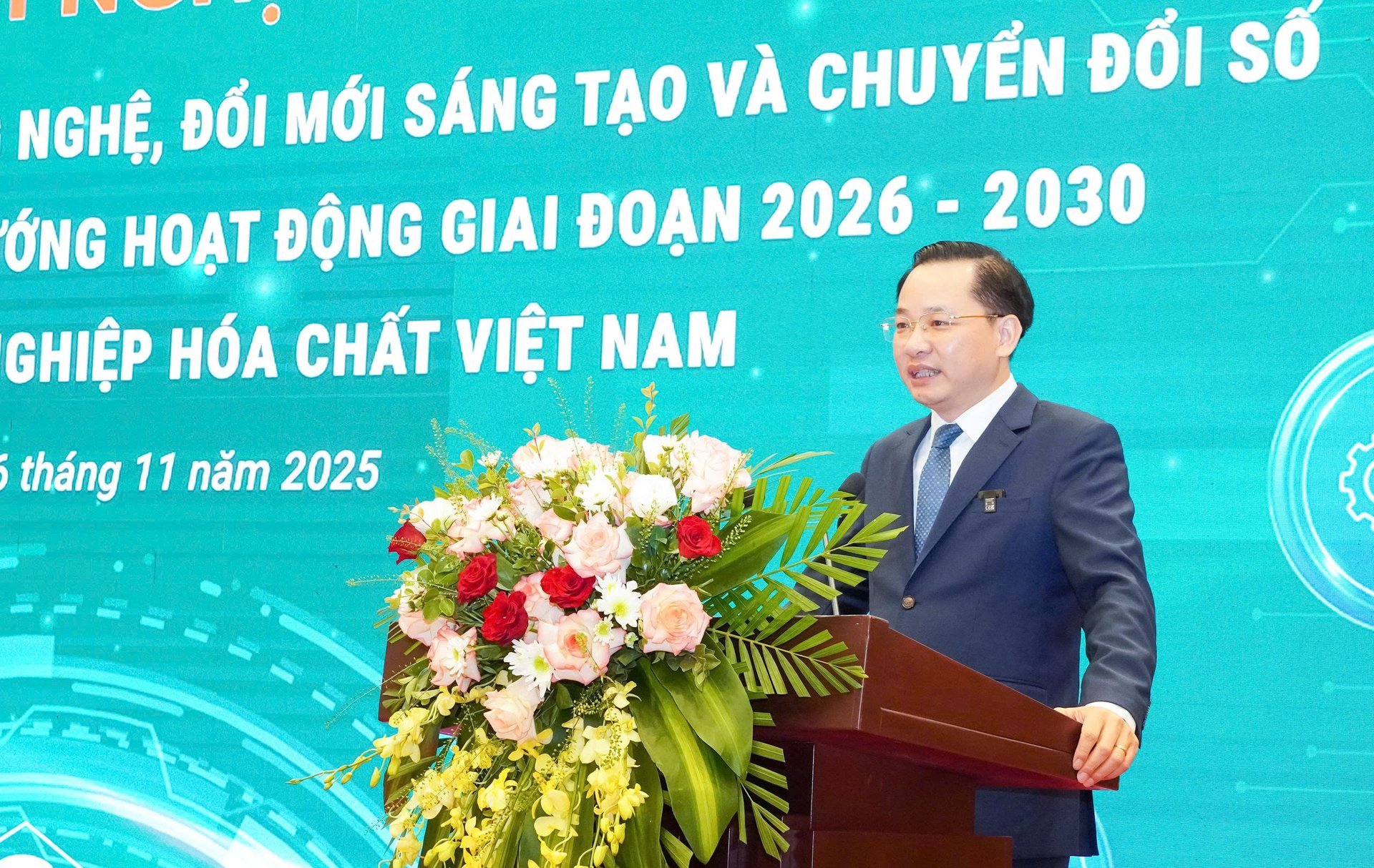 O Sr. Nguyen Huu Tu, Diretor Geral do Vietnam Chemical Group, acredita que, com grande determinação, empenho e ações decisivas, a Vinachem alcançará integralmente as metas, tarefas e soluções estabelecidas. Foto: Vinachem. Ông Nguyễn Hữu Tú, Tổng Giám đốc Tập đoàn Hóa chất Việt Nam tin tưởng, với quyết tâm cao, nỗ lực lớn, hành động quyết liệt Vinachem sẽ hoàn thành toàn diện các mục tiêu, nhiệm vụ và giải pháp đề ra. Ảnh: Vinachem.