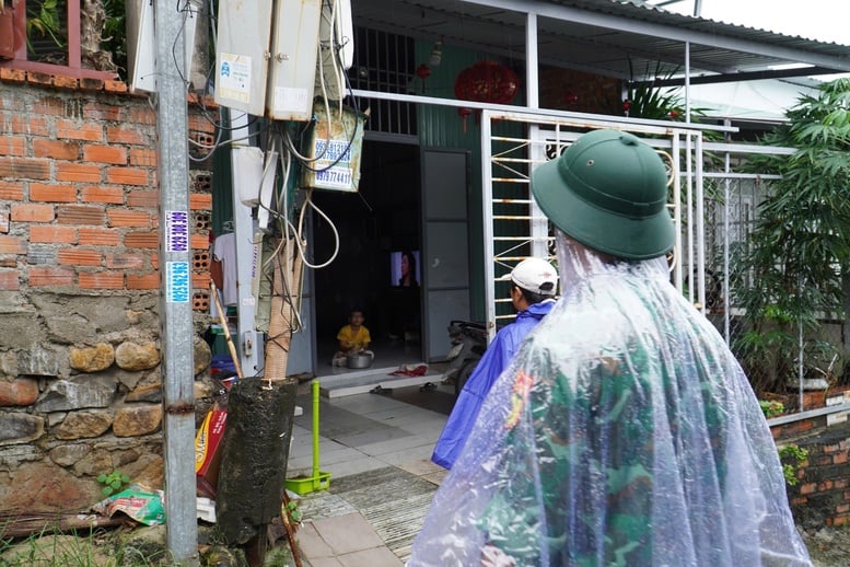 خان هوا همزمان اقداماتی را برای محافظت از مردم در برابر طوفان شماره ۱۳ به کار میگیرد - عکس ۱. Khánh Hòa triển khai đồng bộ biện pháp bảo vệ người dân trước bão số 13- Ảnh 1.