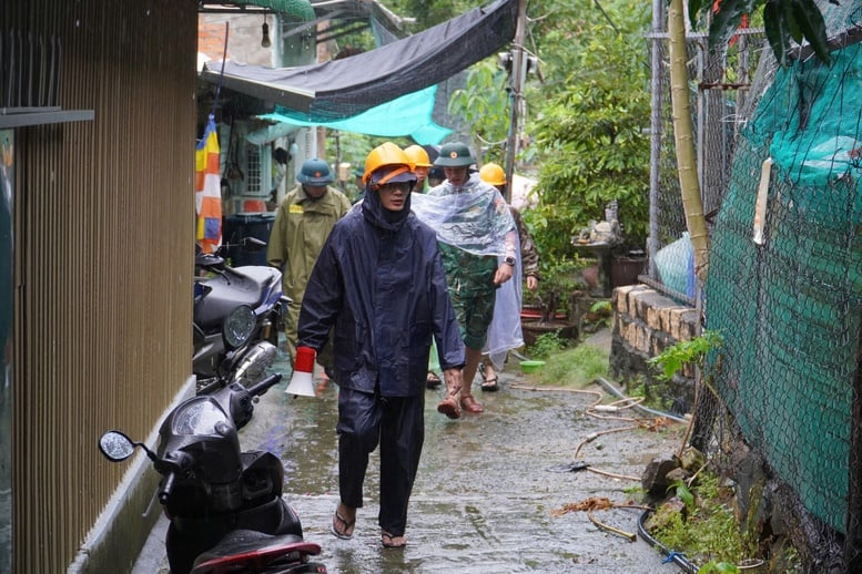 خان هوا همزمان اقداماتی را برای محافظت از مردم در برابر طوفان شماره ۱۳ به کار میگیرد - عکس ۲. Khánh Hòa triển khai đồng bộ biện pháp bảo vệ người dân trước bão số 13- Ảnh 2.