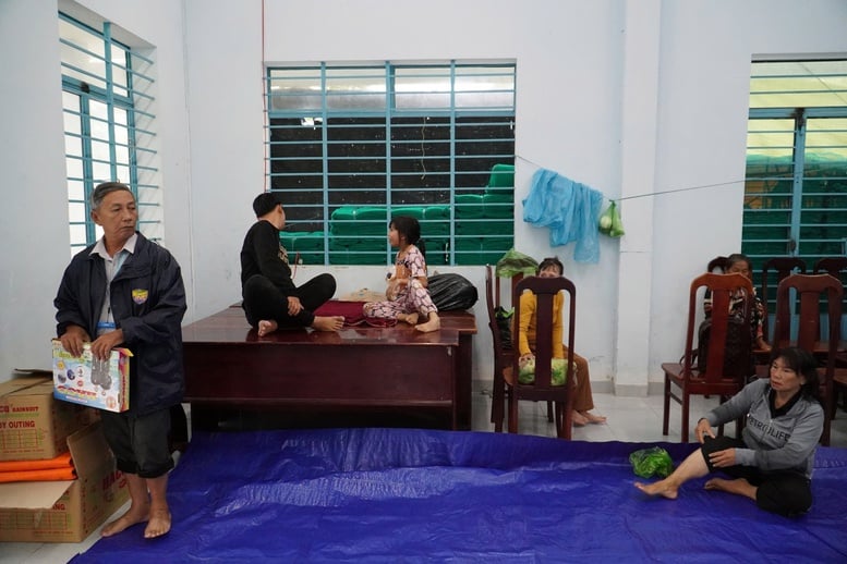 خان هوا همزمان اقداماتی را برای محافظت از مردم در برابر طوفان شماره ۱۳ به کار میگیرد - عکس ۳. Khánh Hòa triển khai đồng bộ biện pháp bảo vệ người dân trước bão số 13- Ảnh 3.