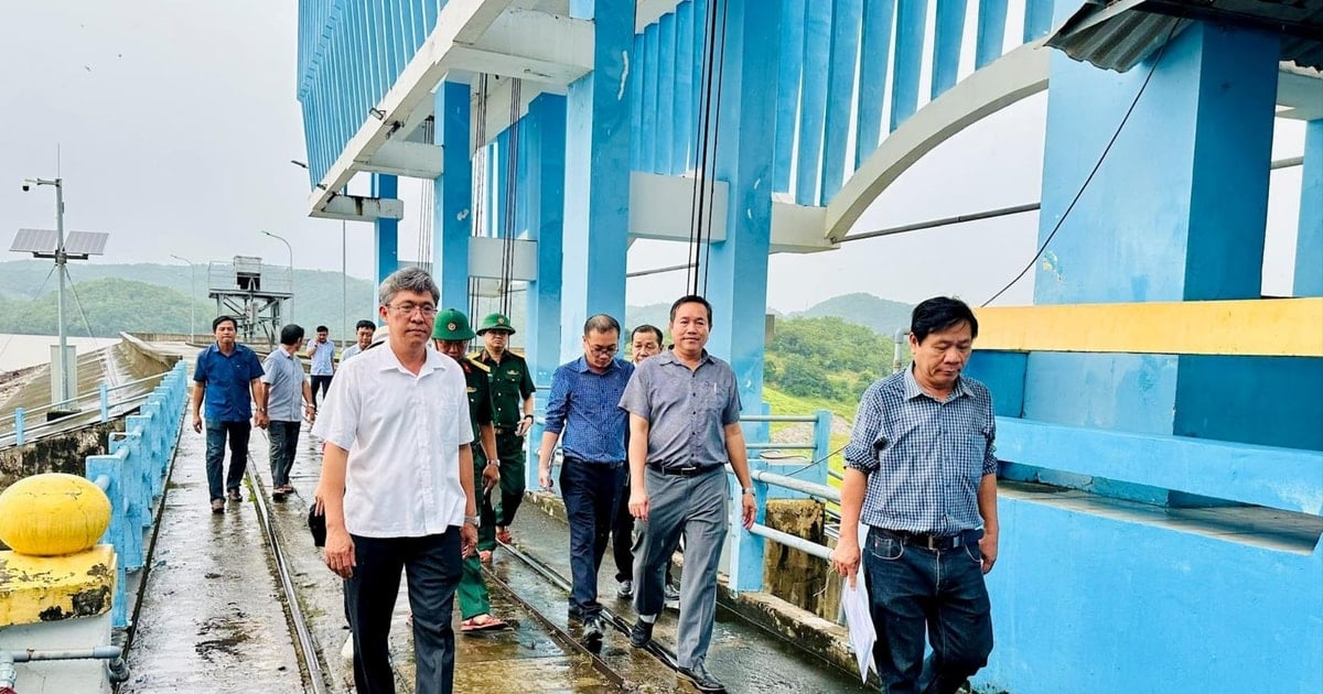Phó Chủ tịch UBND tỉnh Lâm Đồng Nguyễn Minh kiểm tra các hồ chứa, chủ động ứng phó bão số 13