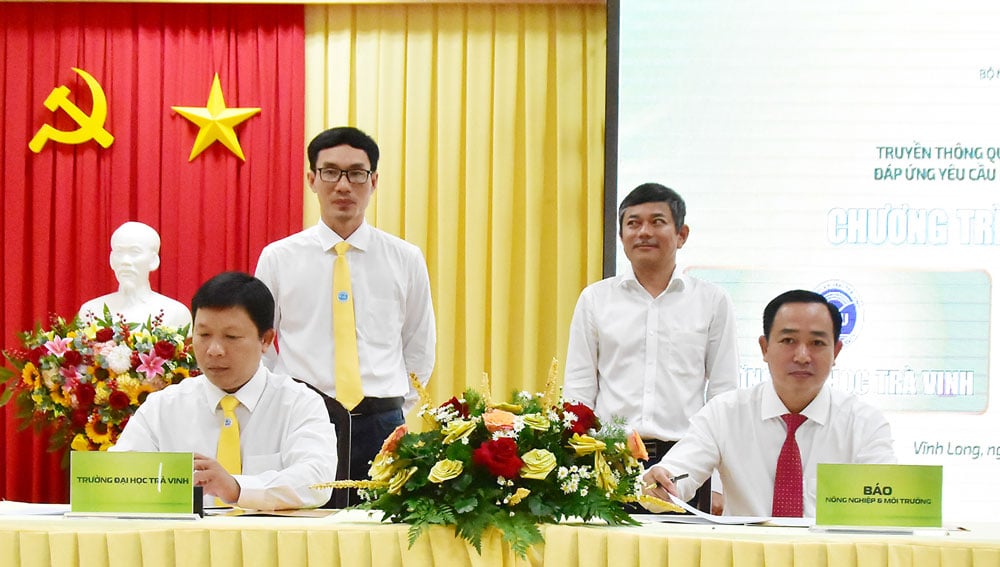 Undertecknande av samarbete mellan Tra Vinh-universitetet och tidningen Jordbruk och miljö.