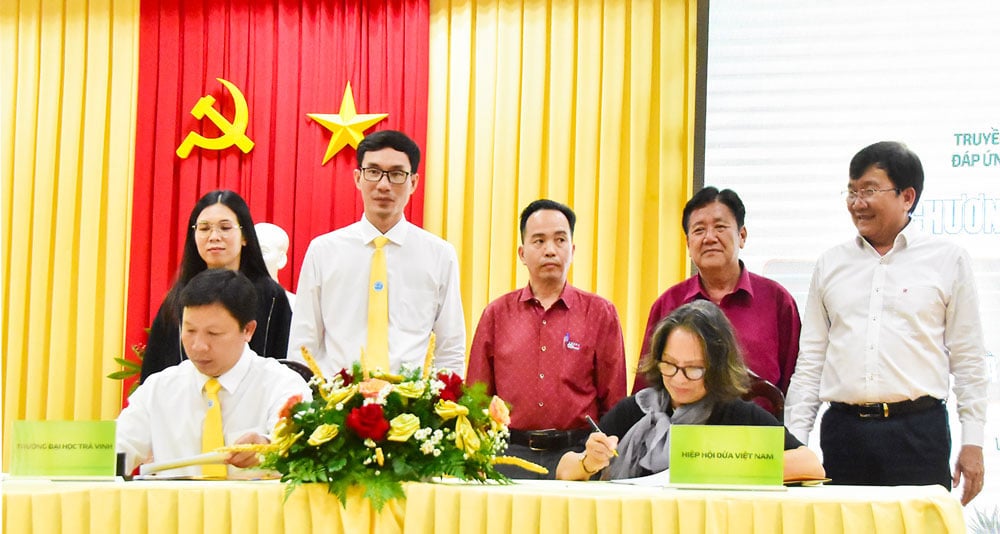 Undertecknande av samarbetsavtal mellan Tra Vinh-universitetet och Vietnam Coconut Association.