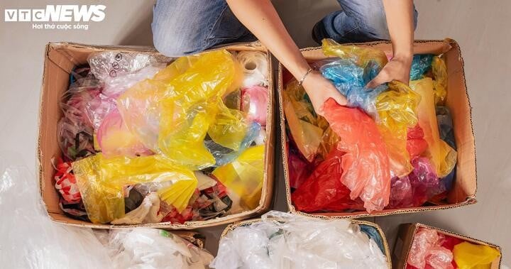 Plastposer sorteres for resirkulering.