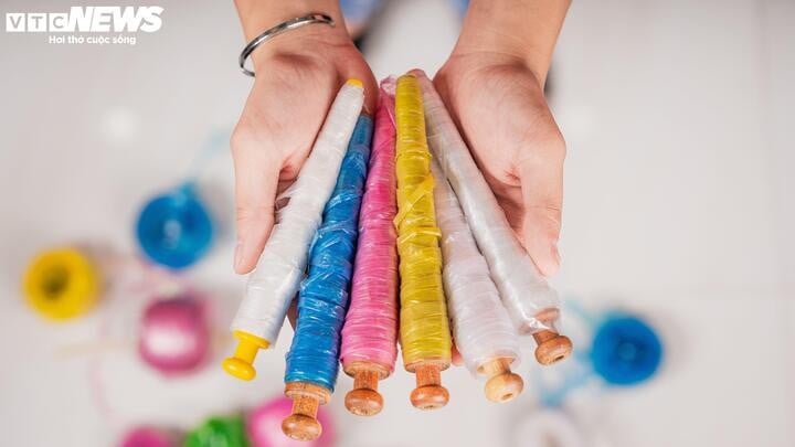 Nylon bearbeides og spinnes til fibre som føres inn i vevemaskiner, noe som skaper nye materialer for resirkulerte produkter.