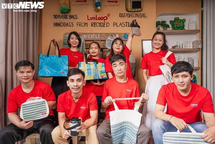 Hang (til høyre, over) og hennes funksjonshemmede kolleger.