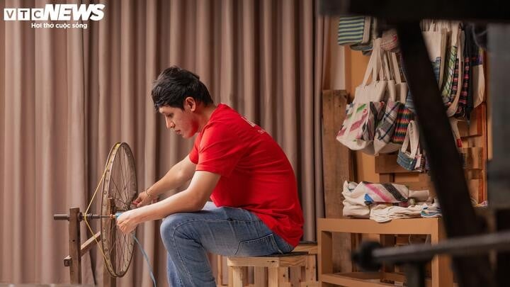 Limart-ansatte deltar i resirkulering av plast.