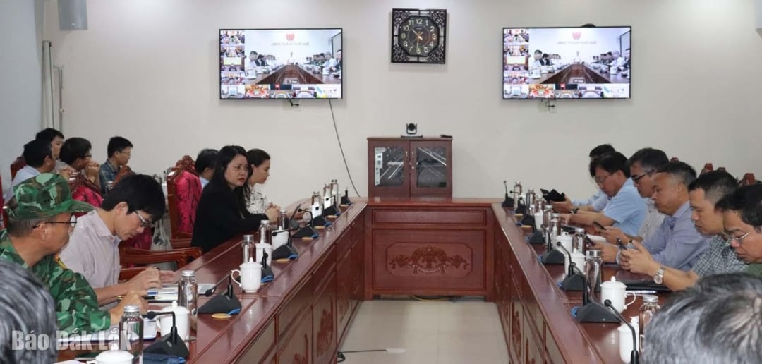 Chefer för departement och grenar deltog i mötet och lyssnade på instruktioner från vice premiärministern.