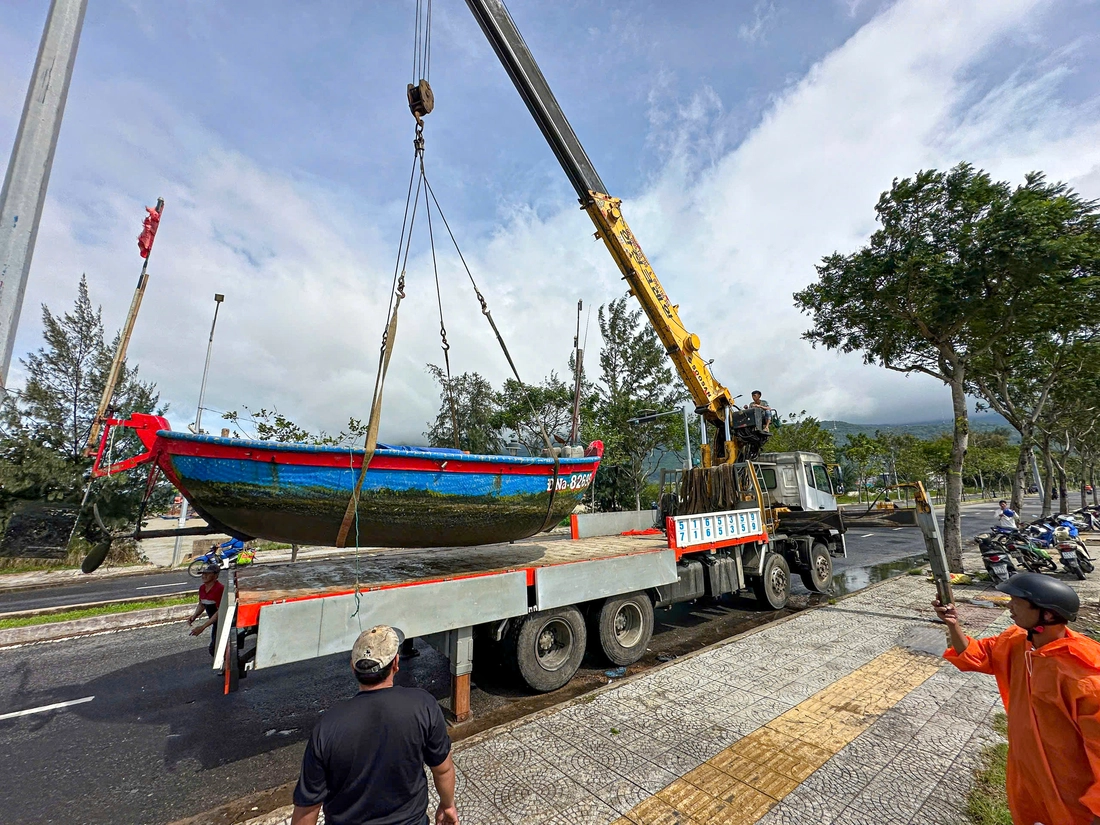 嵐カルメギとの戦い:山岳地帯に長い亀裂が出現、住民が緊急避難、沿岸部の家屋が閉鎖 - 写真11。 bão Kalmaegi - Ảnh 11.