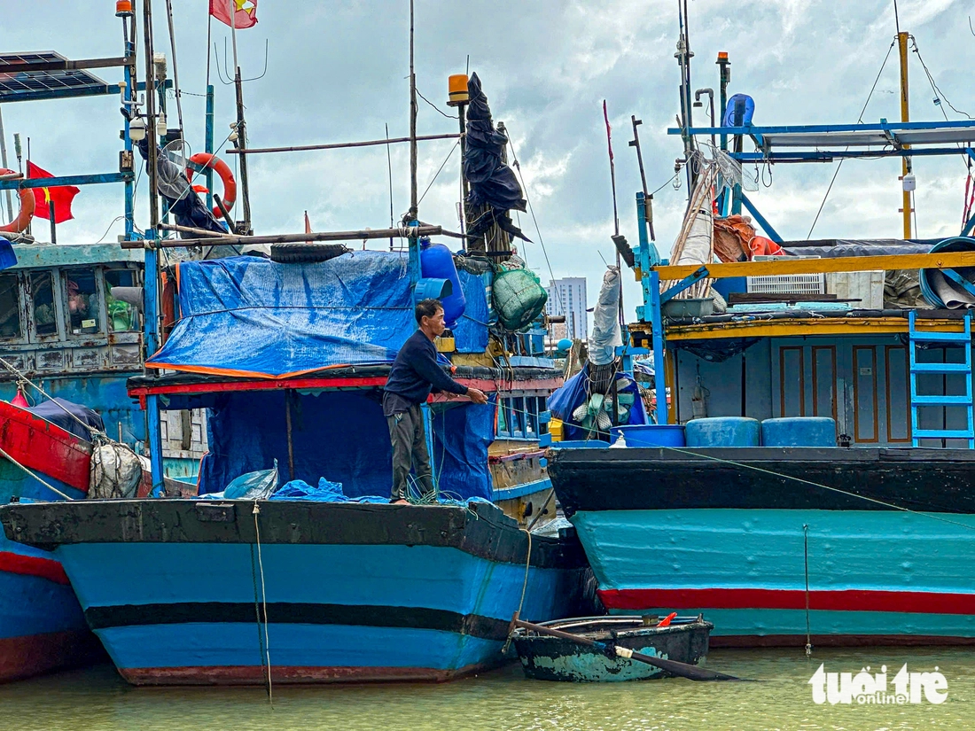 Bộ đội cùng ngư dân Đà Nẵng khẩn trương ứng phó bão số 13 - Ảnh 2.