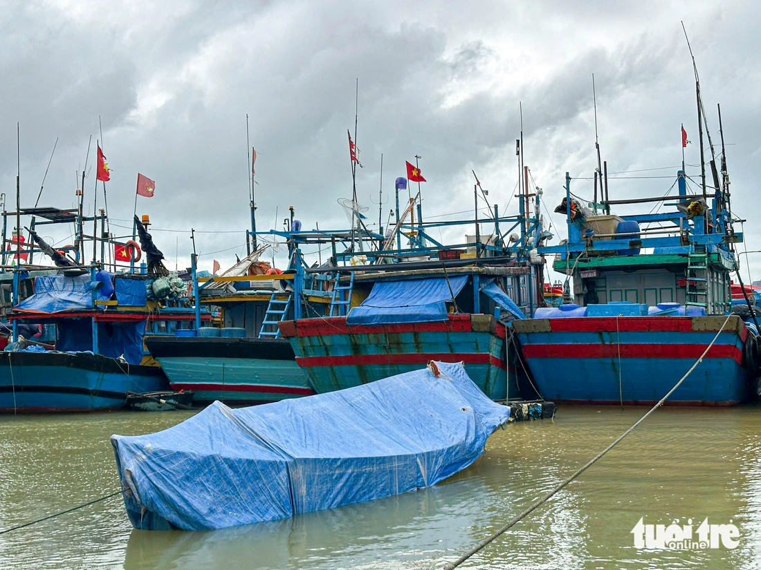 Bộ đội cùng ngư dân Đà Nẵng khẩn trương ứng phó bão số 13 - Ảnh 5.