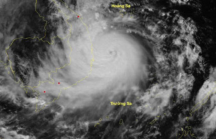 Hoàn lưu bão Kalmaegi quét tới Nam Bộ, TP.HCM, trời tối dần, dự báo mưa to - Ảnh 1.