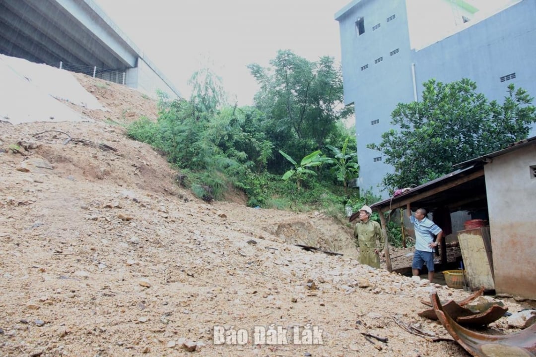 ថ្នាក់ដឹកនាំមូលដ្ឋានបានចុះសួរសុខទុក្ខ និងក្រើនរំលឹកប្រជាពលរដ្ឋនៅតំបន់ជុំវិញមហាវិថីនេះ ឱ្យធានាសុវត្ថិភាពជាដាច់ខាតក្នុងរដូវភ្លៀងធ្លាក់ និងខ្យល់ព្យុះ។