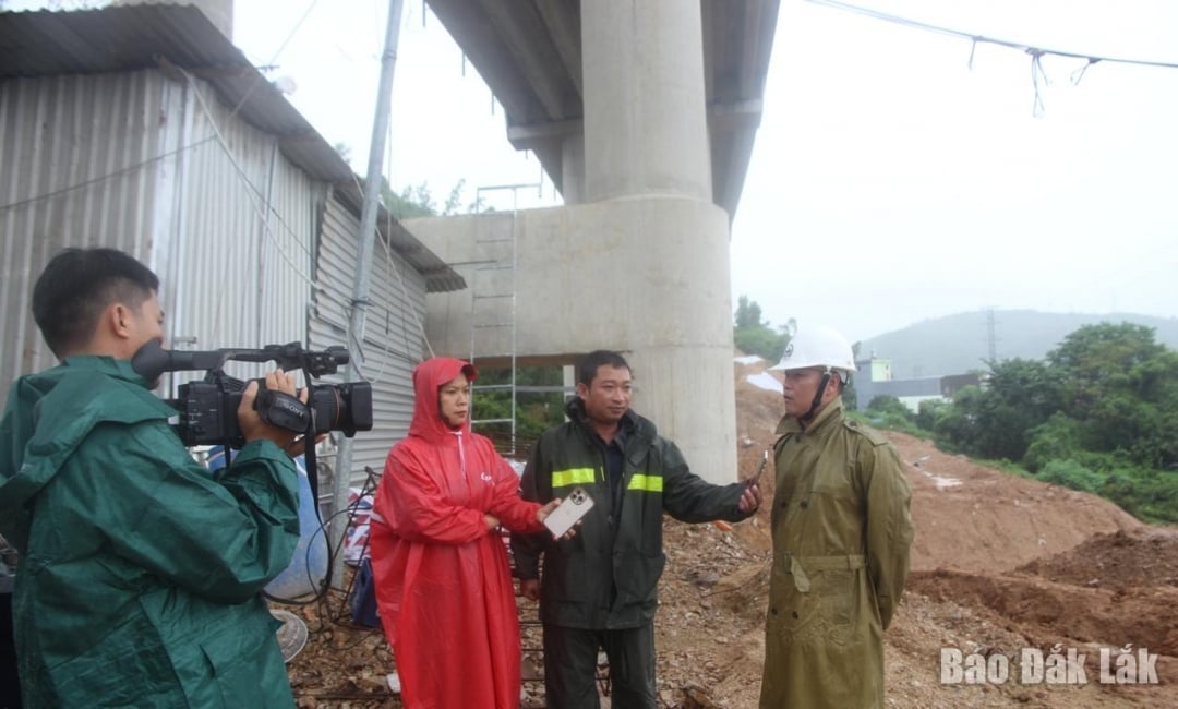 អ្នកយកព័ត៌មានរបស់កាសែត Dak Lak វិទ្យុ និងទូរទស្សន៍ ដែលធ្វើការនៅកន្លែងកើតហេតុ។