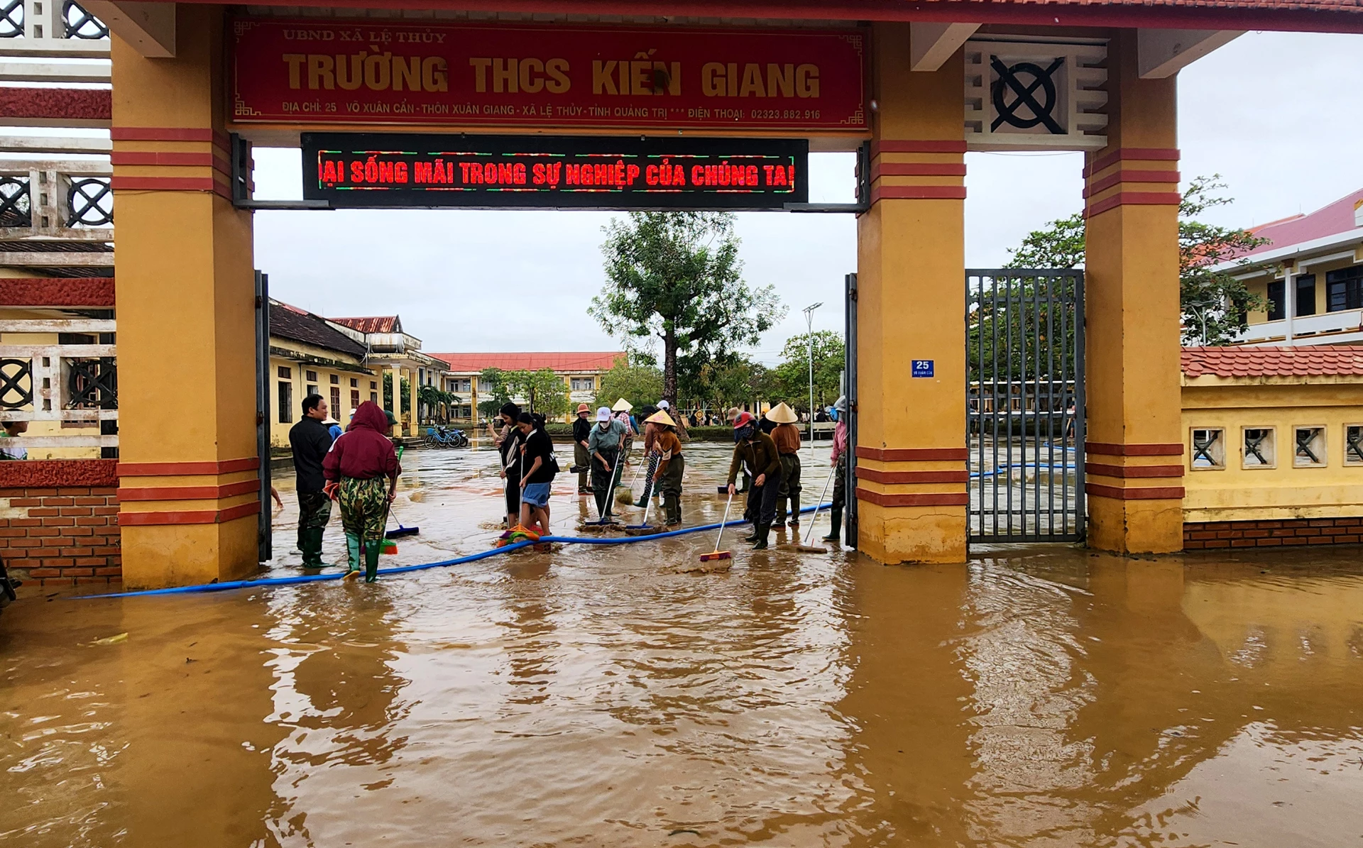 Kien Giang Secondary School är fortfarande översvämmad på grund av översvämningar - Foto: T.Long.