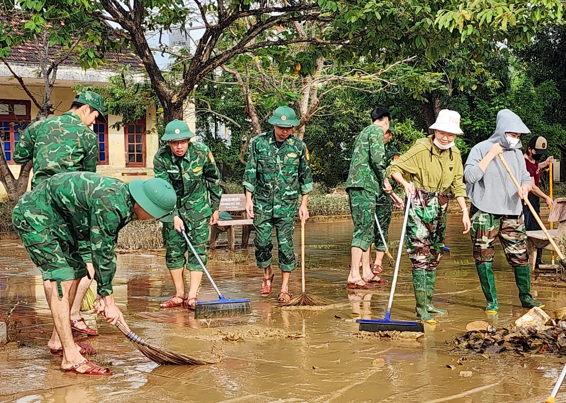 Provinsiella gränsbevakningsofficerare och soldater deltar i städningen av Kien Giang Secondary School - Foto: T.Long