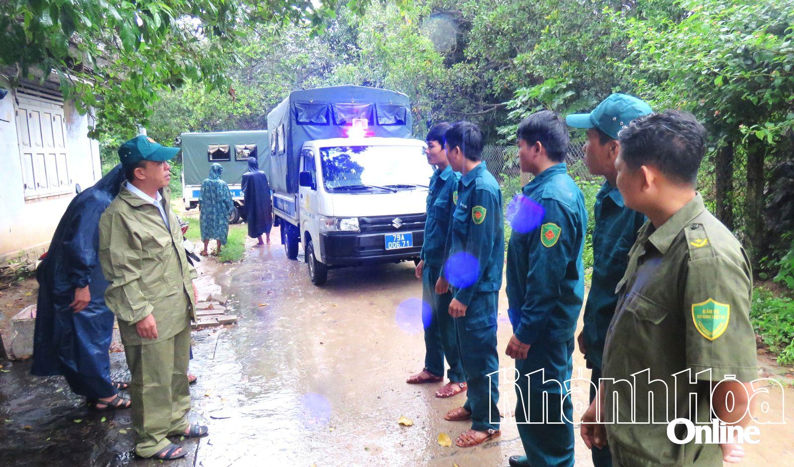 Die Verantwortlichen des Volkskomitees der Gemeinde Van Ninh inspizierten den Kontrollpunkt im kritischen Bereich des Vinh-Hue-Staudamms.