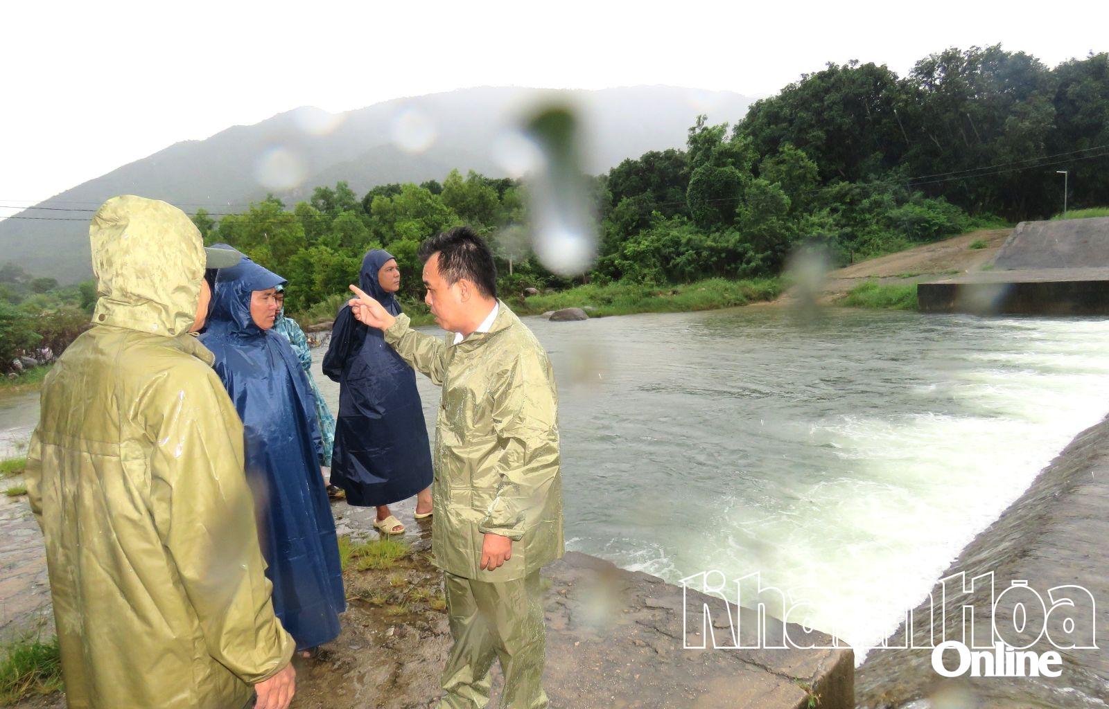 Leiter des Volkskomitees der Kommune Van Ninh inspizierten den gefährdeten Bereich des Vinh-Hue-Staudamms.
