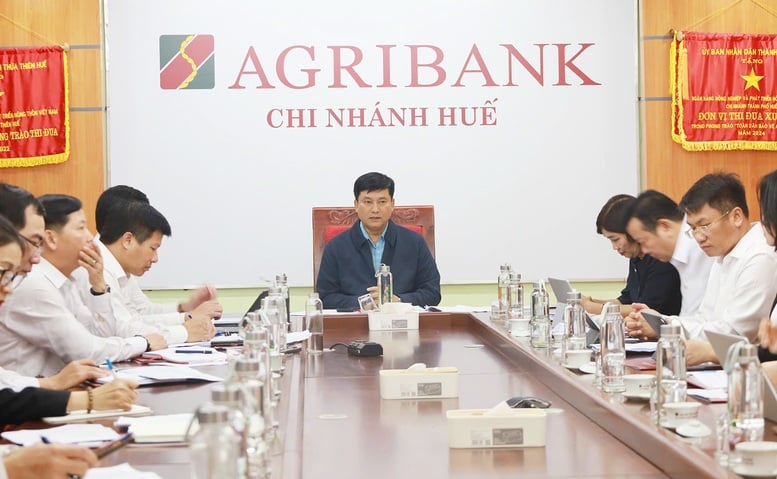 Agribank គាំទ្រក្នុងការជម្នះការបំផ្លិចបំផ្លាញដែលបណ្តាលមកពីព្យុះ និងទឹកជំនន់ អមជាមួយប្រជាជននៅតំបន់កណ្តាលដើម្បីជម្នះការលំបាក - រូបថត ៤.