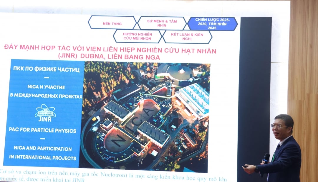 គណៈប្រតិភូបង្ហាញឯកសារនៅក្នុងសន្និសីទ។