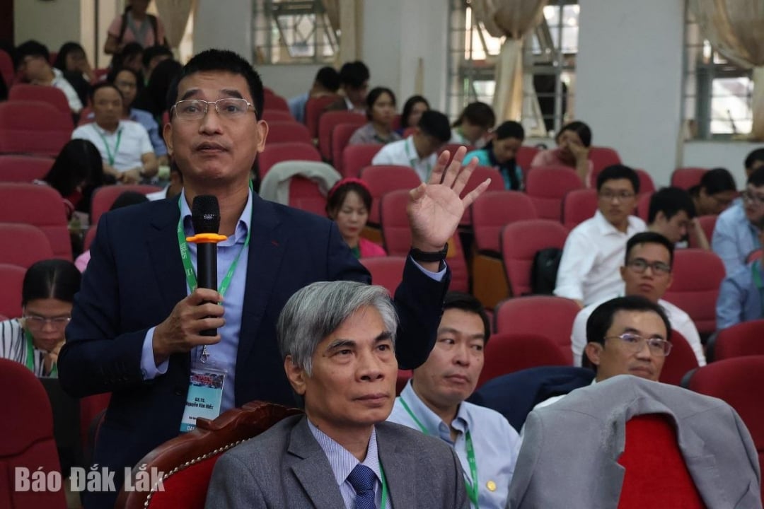 គណៈប្រតិភូបានពិភាក្សានៅក្នុងសន្និសីទ។