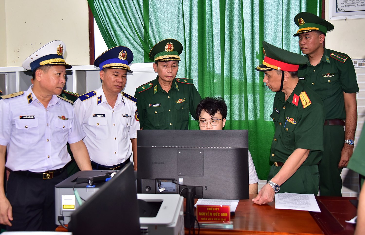 Ministerstvo národní obrany kontroluje provádění kampaně proti nezákonnému, nehlášenému a neregulovanému rybolovu v provincii An Giang