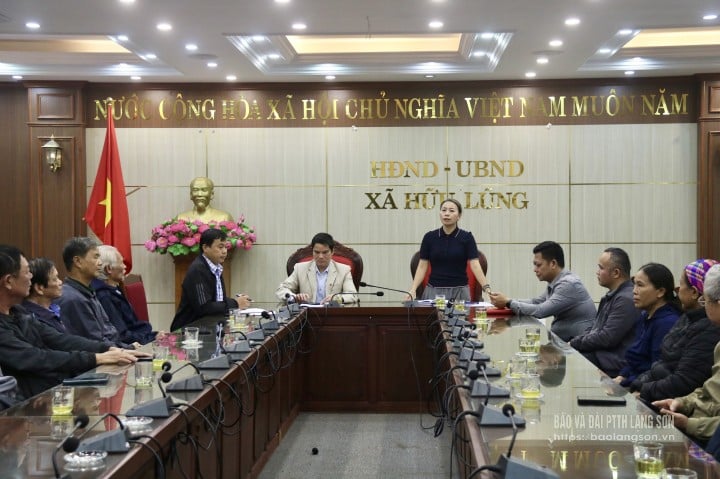 हू लुंग कम्यून के नेताओं ने तुरन्त कम्यून में तूफान और बारिश से हुए नुकसान के बारे में जानकारी दी।