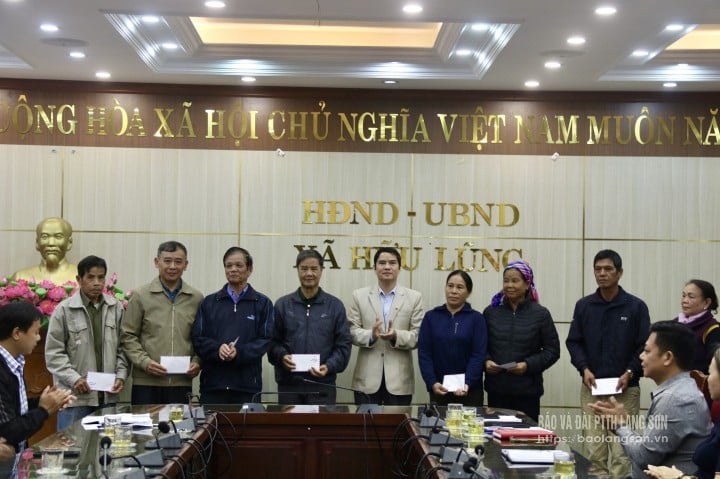 जातीय अल्पसंख्यक एवं धर्म मंत्रालय के नेताओं द्वारा अधिकृत, जातीय अल्पसंख्यक एवं धर्म विभाग के नेताओं ने तूफान और बाढ़ से प्रभावित परिवारों को उपहार प्रदान किए।