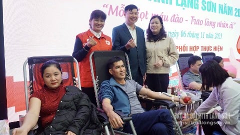 A tartományi Vöröskereszt vezetői ellátogattak a fesztiválra, és arra biztatták az önkénteseket, hogy adjanak vért.