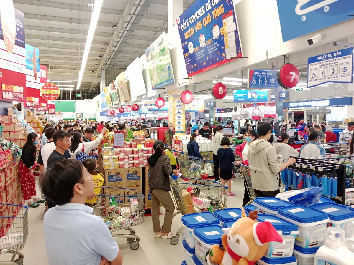 Супермаркети збільшують запаси товарів першої необхідності на 200% для постраждалого від шторму Центрального регіону - Фото 1. Siêu thị tăng 200% dự trữ hàng thiết yếu cho vùng bão miền Trung- Ảnh 1.