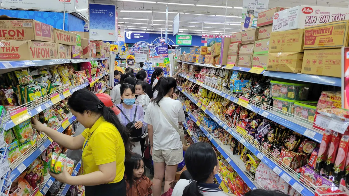 Супермаркети збільшують запаси товарів першої необхідності на 200% для постраждалого від шторму Центрального регіону - Фото 2. Siêu thị tăng 200% dự trữ hàng thiết yếu cho vùng bão miền Trung- Ảnh 2.