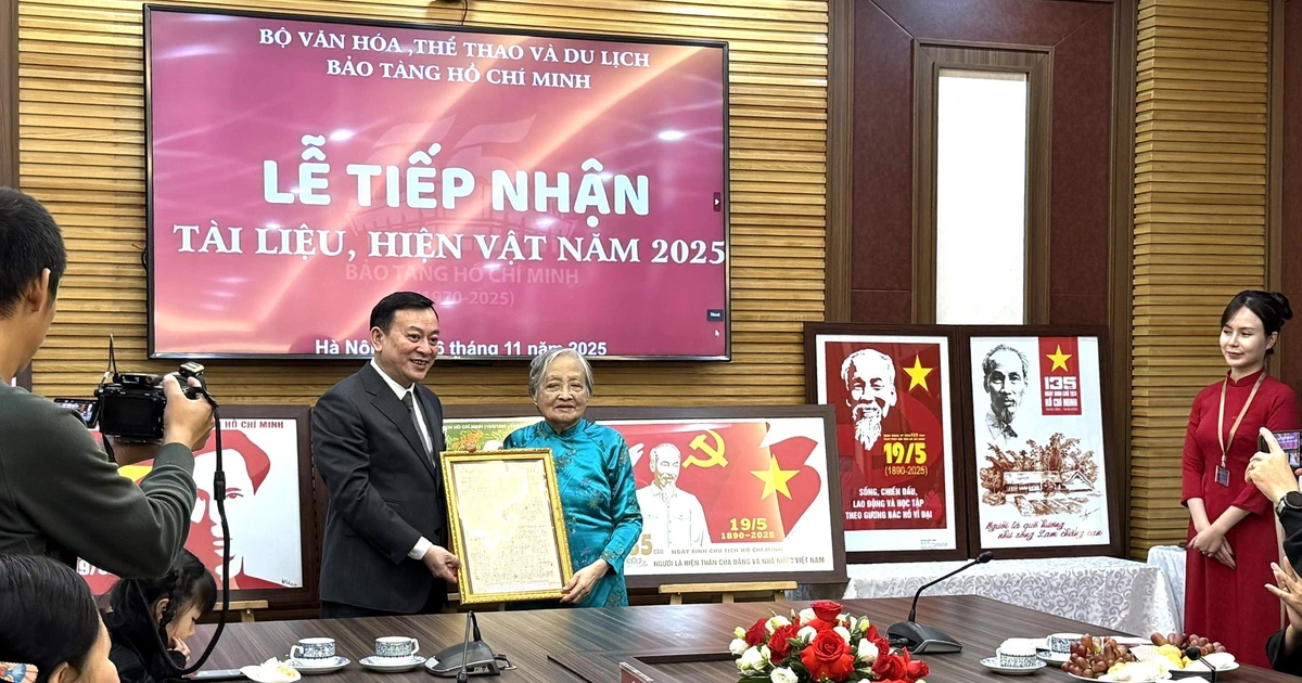 Bảo tàng Hồ Chí Minh tiếp nhận kỷ vật về Bác từ gia đình nhạc sỹ Trần Hoàn