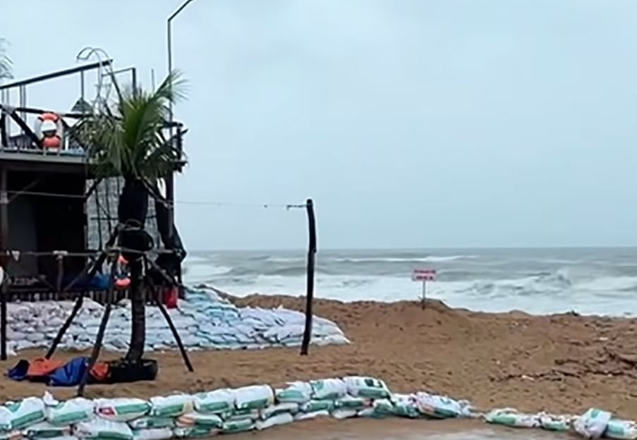 Le 6 janvier, des vagues ont déferlé sur la plage de Tuy Hoa, et les personnes qui observaient la mer ont commencé à avoir peur. Photo : Manh Hoai Nam. Ngày 6/1, sóng lớp ập vào bãi biển Tuy Hòa, người dân nhìn biển đã bắt đầu thấy sợ. Ảnh: Mạnh Hoài Nam.