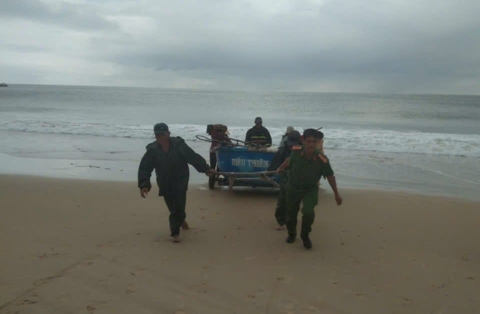 Depuis le continent, on voyait la mer se briser sur les vagues, le ciel était noir, et les gens qui la contemplaient commencèrent à avoir peur. Photo : Manh Hoai Nam. Từ trong đất liền nhìn ra biển, sóng lớp ập vào, bầu trời phủ màu đen, người dân nhìn biển đã bắt đầu thấy sợ. Ảnh: Mạnh Hoài Nam.
