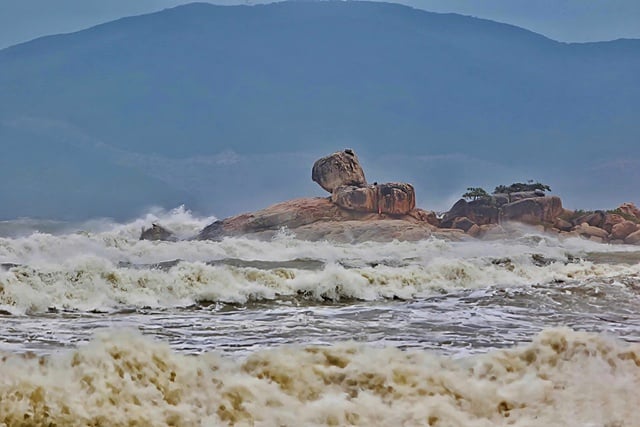 Danh thắng Hòn Chồng (P.Bắc Nha Trang, Khánh Hòa) trong đợt mưa lũ năm 2021. ẢNH: BÁ DUY